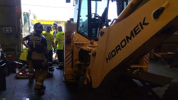 Muere un hombre aplastado por una retroexcavadora en una empresa de máquina agrícola en Lorca (Murcia)