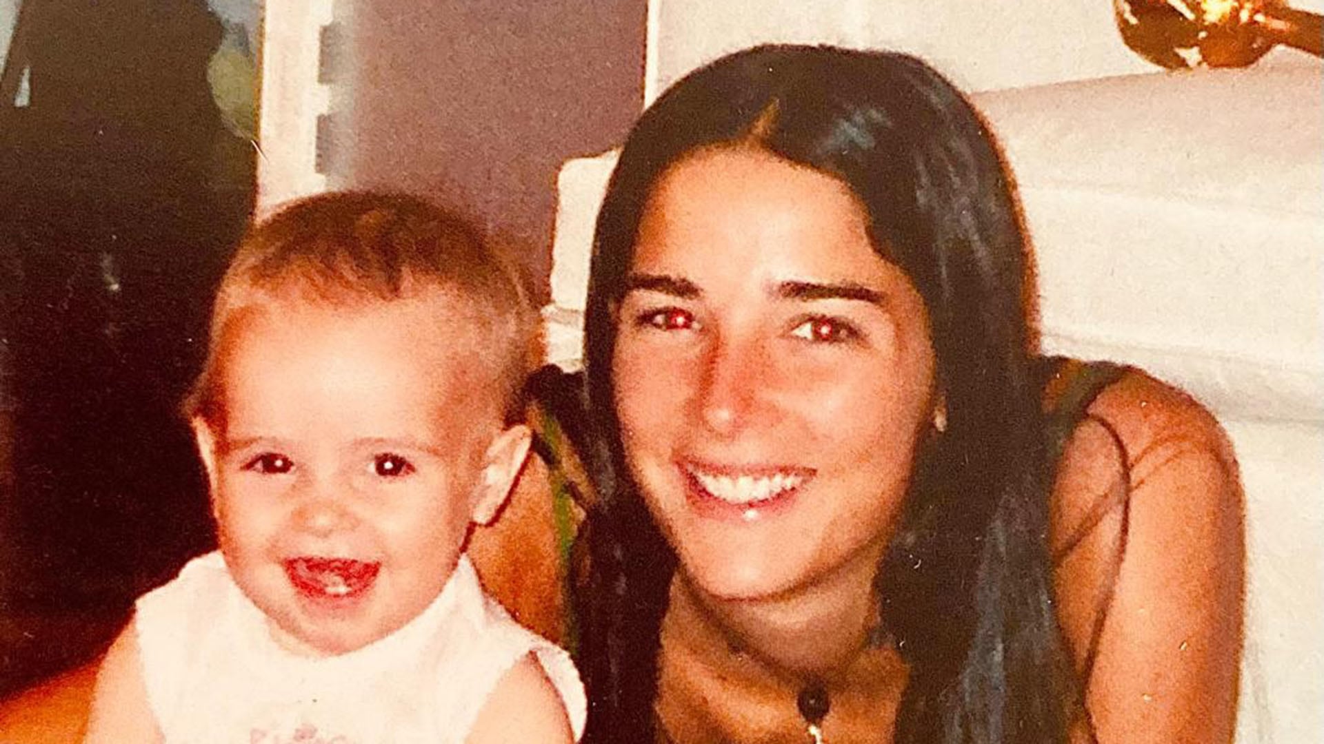 Juana Viale sonríe junto a su hija Ámbar de Benedictis cuando era bebé, capturando un momento de alegría familiar(@ambardebenedictis)