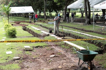 Trabajadores exhuman cuerpos en un cementerio privado en Ciudad de Panamá, en 2020, en busca de víctimas de la invasión de Estados Unidos a la nación centroamericana. REUTERS/Erick Marciscano