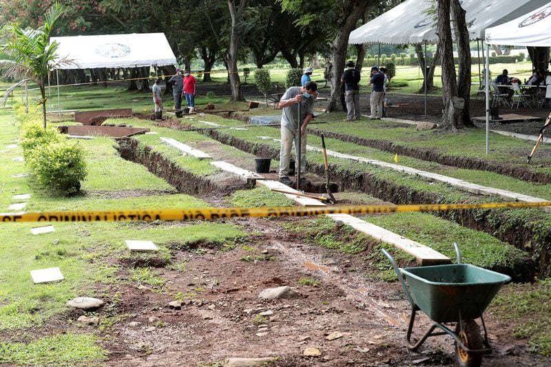 Trabajadores exhuman cuerpos en un cementerio privado en Ciudad de Panamá, en 2020, en busca de víctimas de la invasión de Estados Unidos a la nación centroamericana. REUTERS/Erick Marciscano