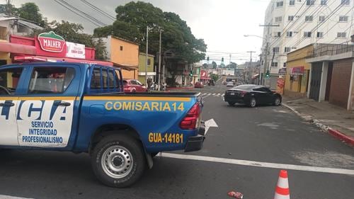 Agentes del plan Semáforo Seguro se enfrentaron al agresor y lo neutralizaron tras resultar herido en una pierna. (PNC de Guatemala)