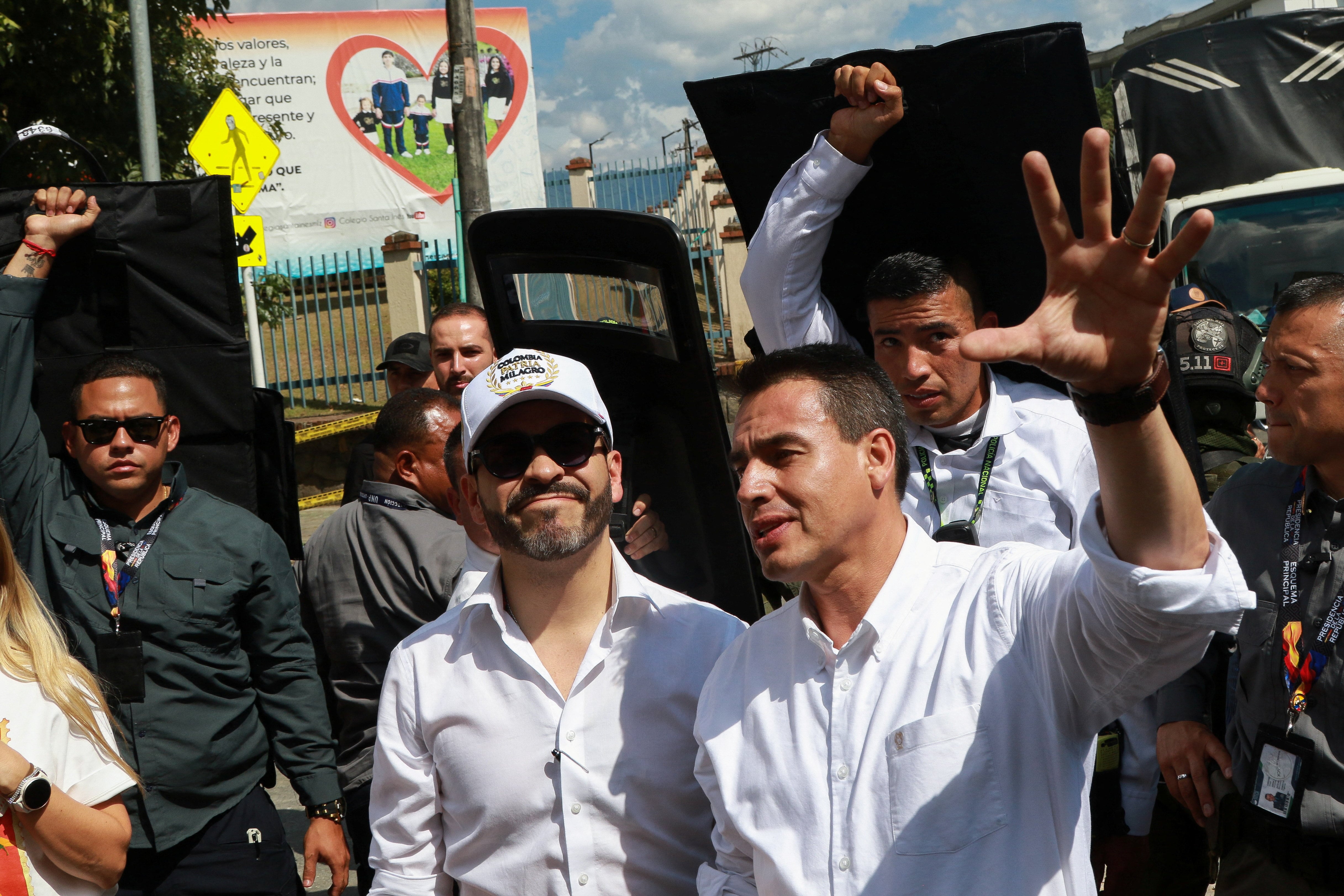El alcalde de la ciudad, Jorge Eduardo Rojas, apoyó la iniciativa del vicepresidente José Manuel Restrepo para restaurar la Catedral Basílica de la ciudad - crédito Andres Camilo Valencia/REUTERS