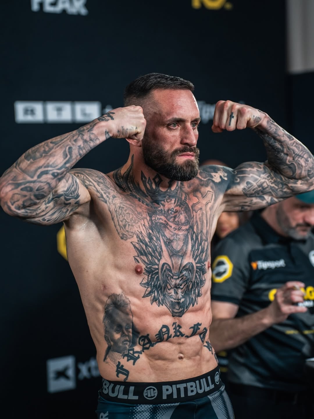 Christian Eckerlin, el peleador que es sensación en la MMA y entrenó a los jugadores del Brighton (@christianeckerlin)