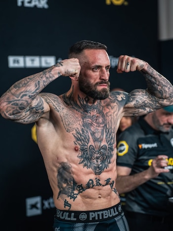 Christian Eckerlin, el peleador que es sensación en la MMA y entrenó a los jugadores del Brighton (@christianeckerlin)