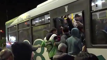 Demoras de colectivos en Liniers y Constitución capturas