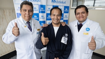 Paciente supera parálisis y vuelve a andar gracias a técnica quirúrgica de alta complejidad - Créditos: Essalud.