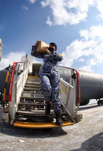 Una mujer ejército mexicano baja