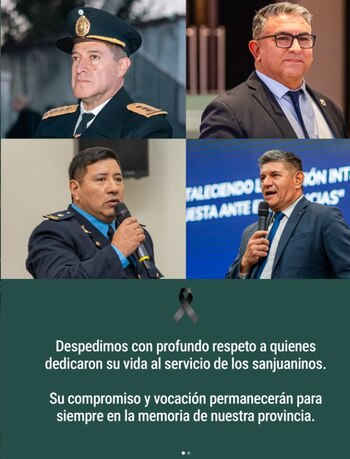 Cuatro retratos de hombres: uno en uniforme, otro en traje con gafas, dos en traje con micrófono. Abajo, panel verde oscuro con texto y lazo negro
