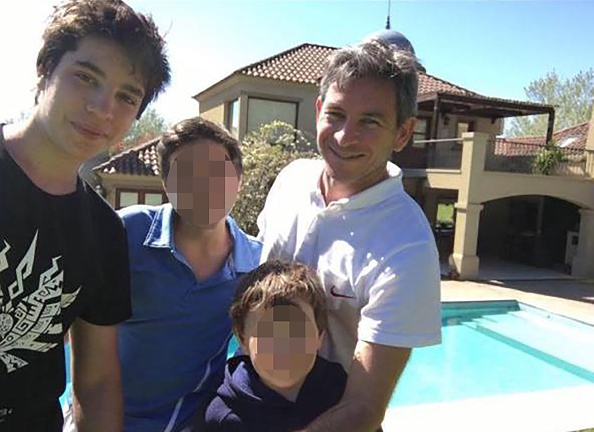 Francisco Ghisoni con su papá, Pablo y sus dos hermanos