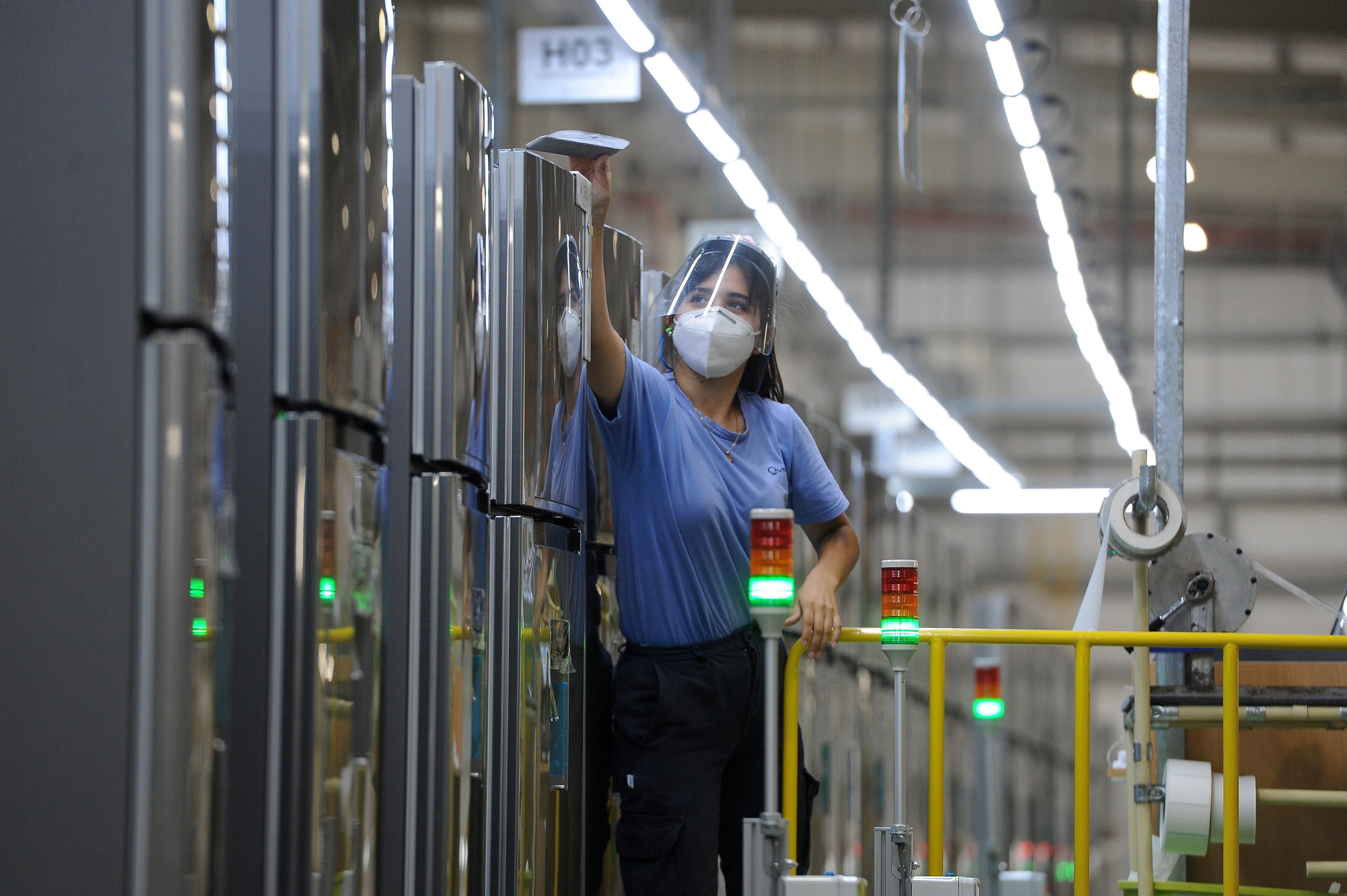 Una trabajadora de la empresa argentina Visuar fabrica un electrodoméstico, en una fotografía de archivo (EFE/ Enrique García Medina)