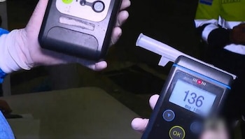 Las pruebas de alcoholemia realizadas en los controles antidoping permiten identificar y arrestar a conductores en estado de ebriedad en las carreteras salvadoreñas (Cortesía: VMT).