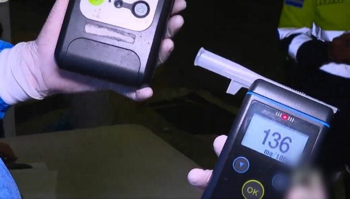 Las pruebas de alcoholemia realizadas en los controles antidoping permiten identificar y arrestar a conductores en estado de ebriedad en las carreteras salvadoreñas (Cortesía: VMT).