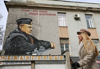 Una mujer camina por una