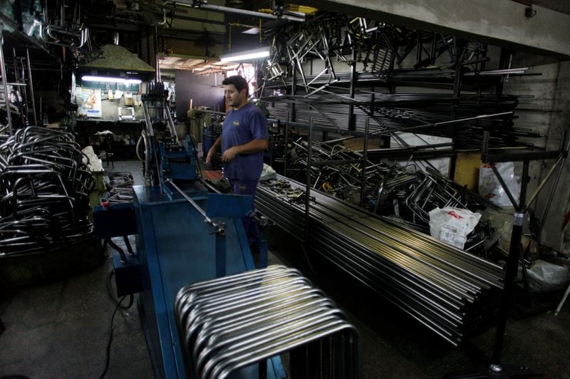 Aunque cada hora trabajada dispone de 3% más de capital que en 2016, el rendimiento del conjunto de los recursos disminuyó. REUTERS/Martin Acosta