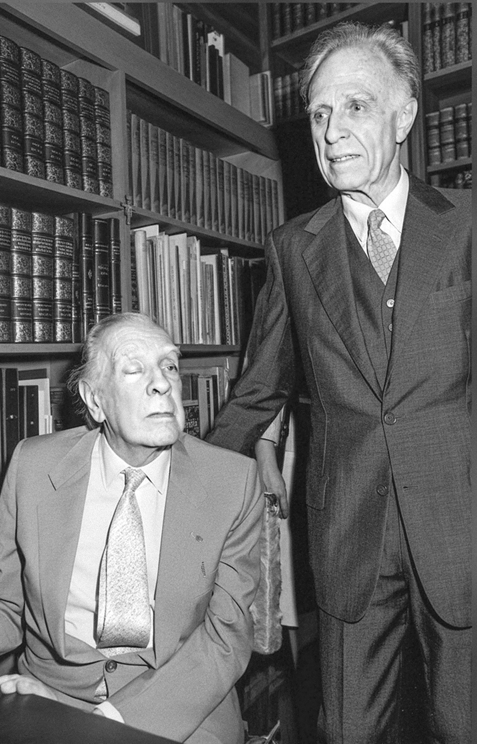 Última fotografía conjunta de Borges y ABC. Al dorso, ABC escribió: «Borges me lleva 15 años. Si yo sigo envejeciendo como hasta ahora, ¿qué pareceré dentro de 15 años? Un cadáver. Ojalá que no. ABC, enero de 1986». Librería de Alberto Casares, 27 de noviembre de 1985. Fotografía de Julio Giustozzi.