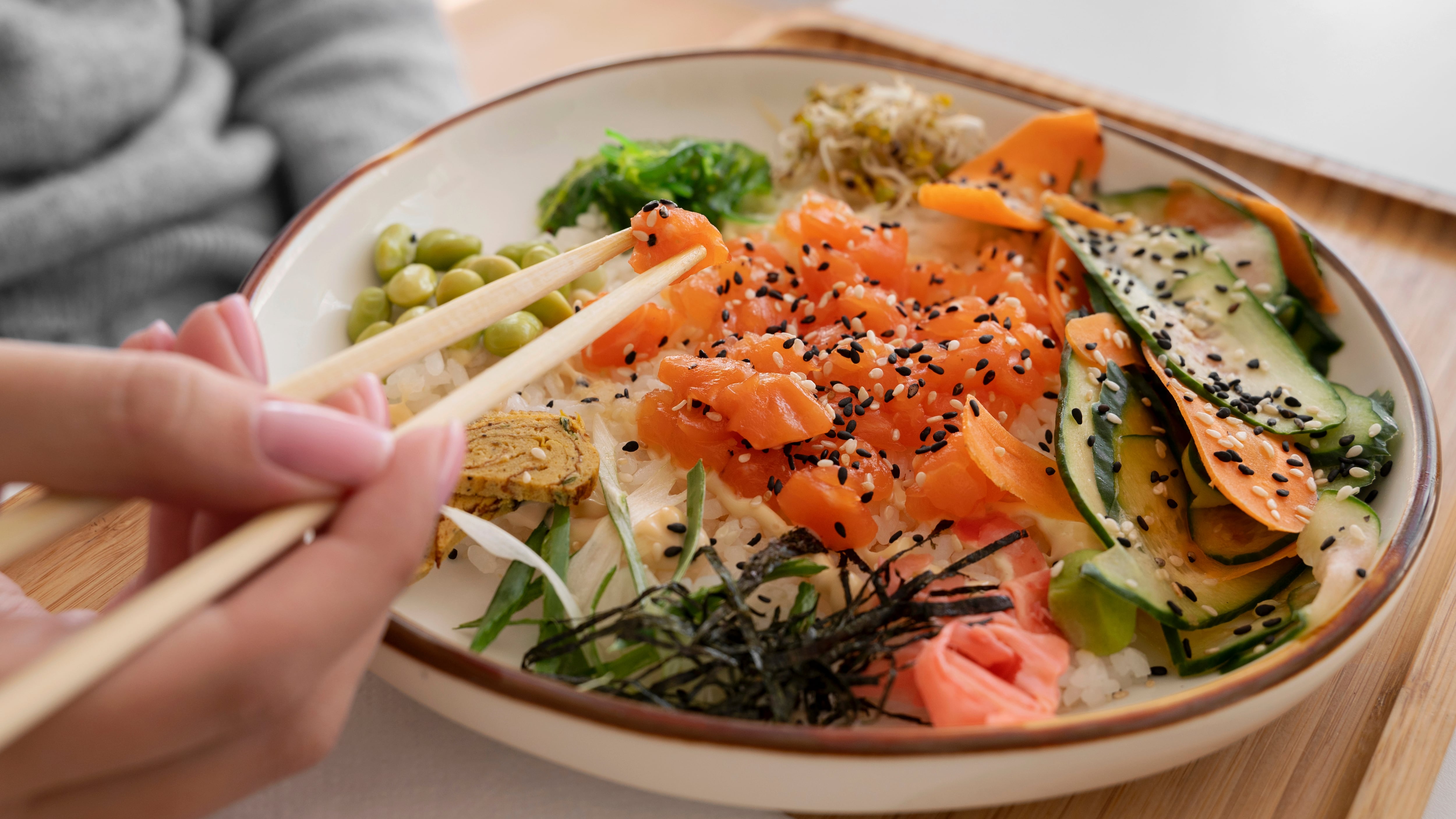 Las tiendas de conveniencia en Japón ofrecen platos frescos listos para consumir, lo que reduce la dependencia de productos ultraprocesados (Crédito: Freepik)