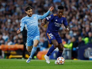 Vinicius y Bernardo Silva pugnan