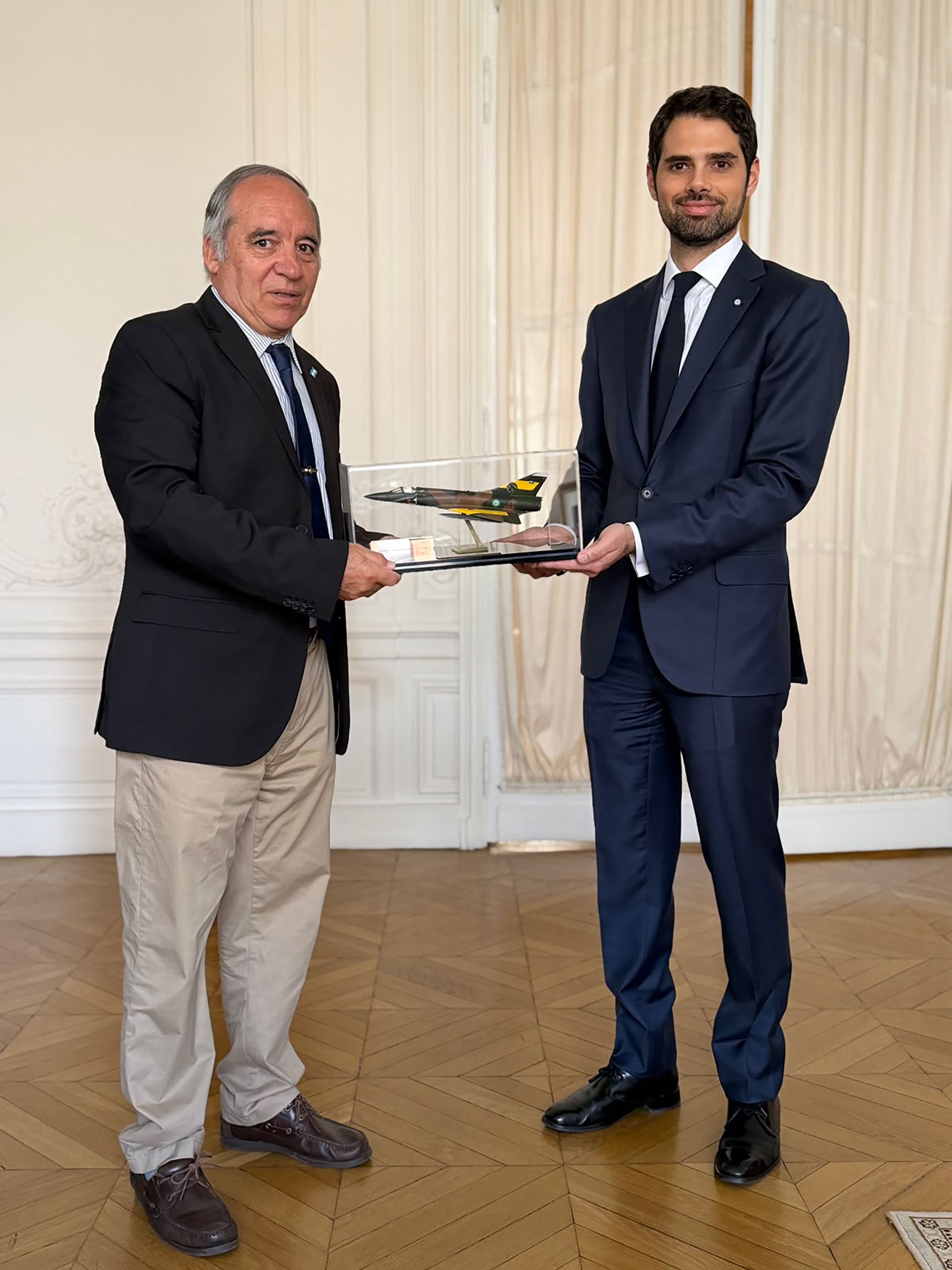Isaac junto al embajador Sielecki el día de la disertación