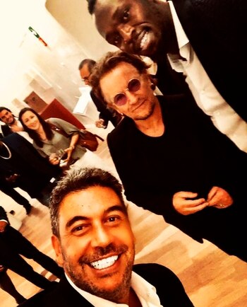 También se le ve acompañado