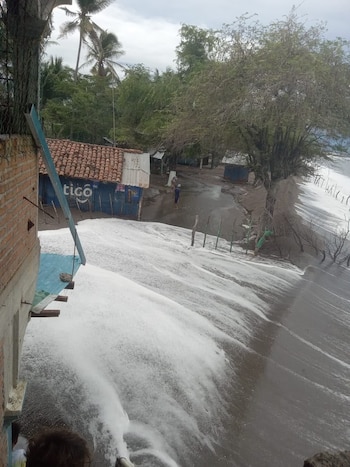 Las condiciones marítimas mantienen paralizada la actividad de unos 3,000 pescadores en el Golfo de Fonseca. (FOTO: Choluteca.net)