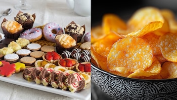 En la imagen se aprecian dulces variados como muffins, donas y alfajores en una bandeja blanca, junto a un cuenco con patatas fritas crujientes y saladas