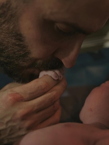 La pareja dio la bienvenida a su primera hija - crédito Sara Corrales / Instagram