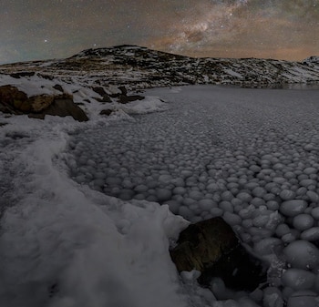 Esta es otro de las imágenes de madrugada del lugar, donde se observa el resplandor de colores en el cielo