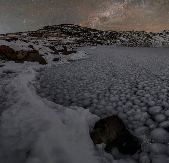Esta es otro de las imágenes de madrugada del lugar, donde se observa el resplandor de colores en el cielo