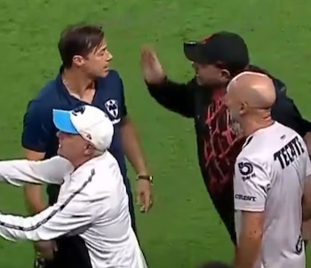 Antonio Mohamed sostiene un encontronazo con Mario Vega y Matías Almeyda antes del segundo tiempo. (RS)