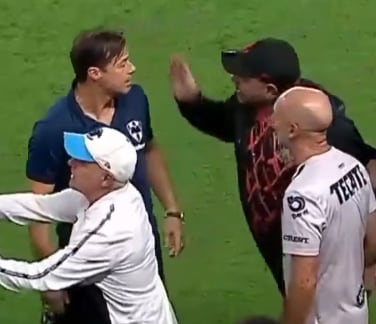 Antonio Mohamed sostiene un encontronazo con Mario Vega y Matías Almeyda antes del segundo tiempo. (RS)