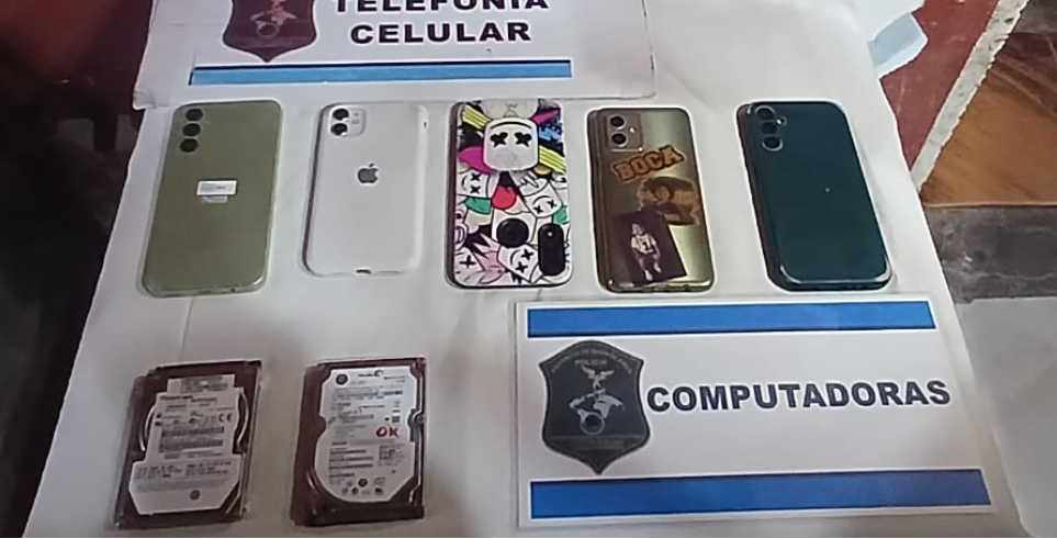 Celulares incautados en la redada donde el docente fue detenido