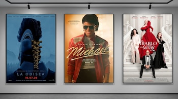 Tres carteles de películas cuelgan en una pared gris: 'La Odisea' (azul), 'Michael' (naranja con Jaafar Jackson) y 'El Diablo Viste a la Moda' (blanco con elenco principal).