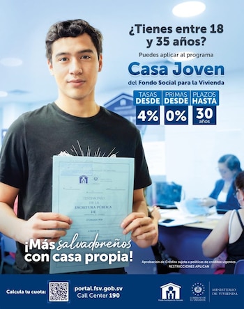 Joven sostiene el testimonio de