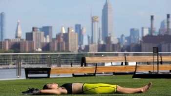 Autoridades aconsejan mantenerse hidratados y