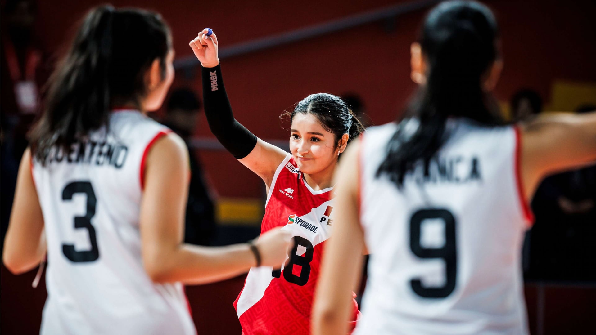 Liana Torres brilló en el Mundial Sub 17 de vóley como la mejor defensa. Crédito: Volleyball World