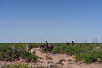 Agentes de la Patrulla Fronteriza de Estados Unidos patrullan a caballo el desierto antes del final previsto para el 11 de mayo de las restricciones fronterizas de COVID-19 conocidas como Título 42, que han estado vigentes desde 2020, en Santa Teresa, Nuevo México, EEUU, el 26 de abril , 2023. REUTERS/Paul Ratje