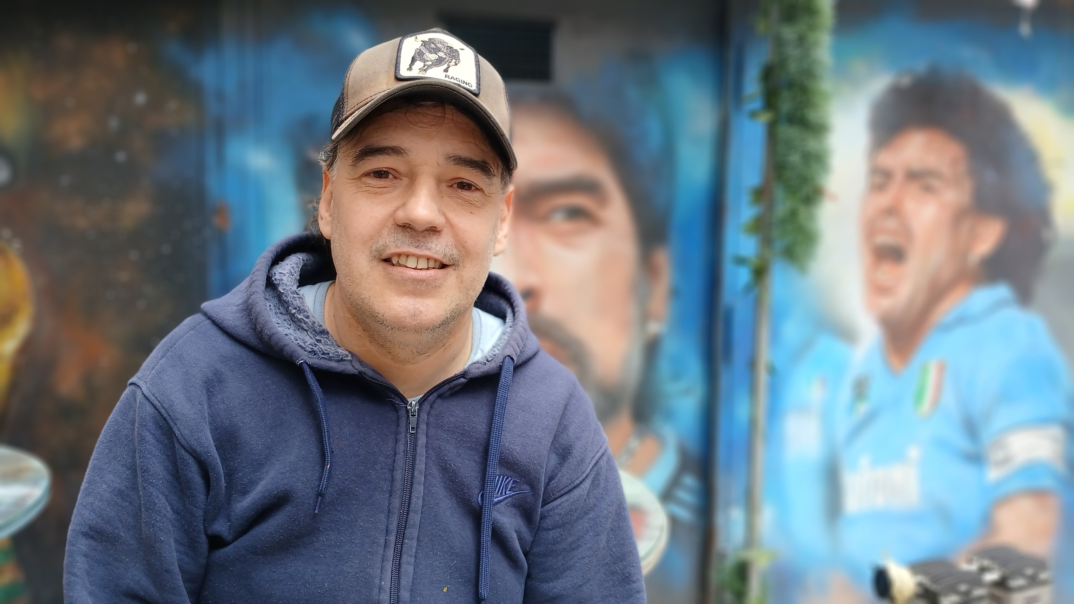 Juan Pablo Jiménez, artista argentino, se integró al barrio napolitano pintando murales y tejiendo lazos con los vecinos tras su llegada desde Argentina