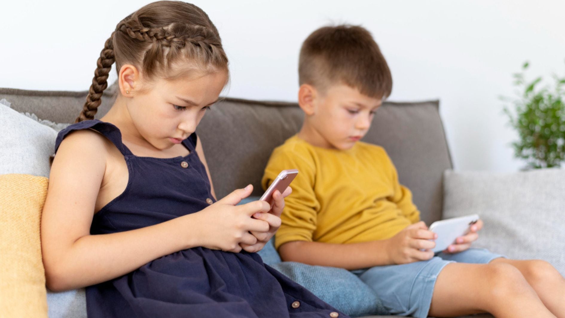 Los especialistas advierten sobre el impacto del uso temprano de dispositivos en la salud mental infantil (Freepik)