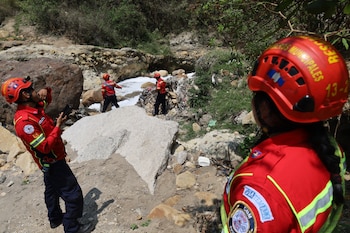 La búsqueda y rescate del cuerpo por parte de los Bomberos Municipales requirió maniobras especializadas debido a la compleja ubicación en un barranco, entre la zona siete de la Ciudad de Guatemala y la zona cuatro de Mixco. (Cortesía: Bomberos Municipales)