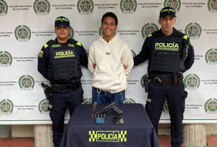 Durante la legalización de la captura, el supuesto delincuente estaba sonriente - crédito Policía Nacional
