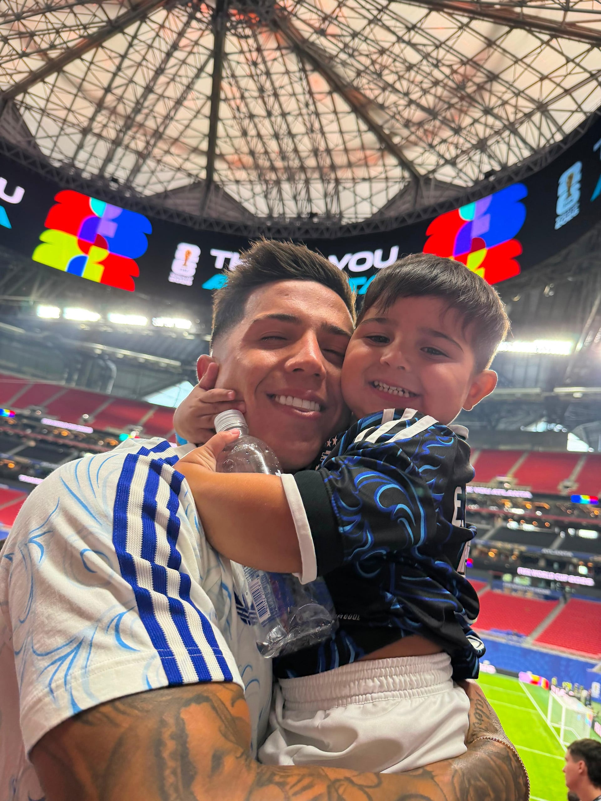 Enzo Fernández celebra una victoria de Argentina con su hijo Benja