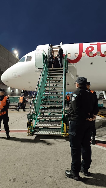 Así lo echaron del país