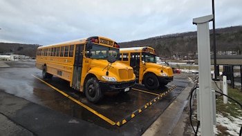 Por qué algunas escuelas de Nueva York están dejando de usar autobuses eléctricos