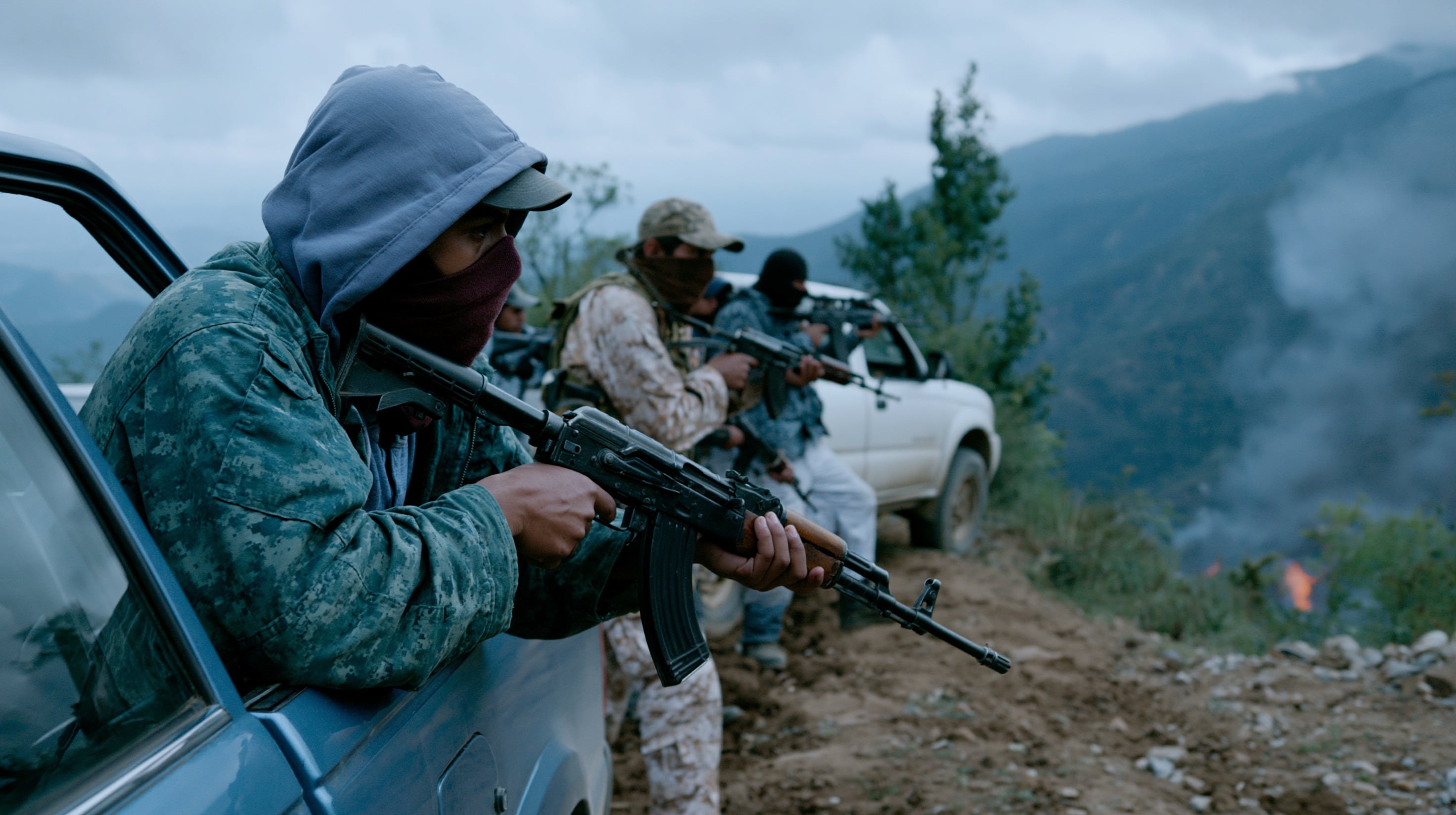 Sujetos armados en una zona rural ante un contexto de violencia vinculada al crimen organizado. — (Imagen Ilustrativa Infobae)