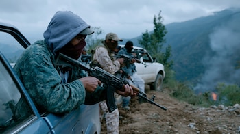 Vehículos y elementos de seguridad durante un operativo en una zona rural del narcotráfico. — (Imagen Ilustrativa Infobae)