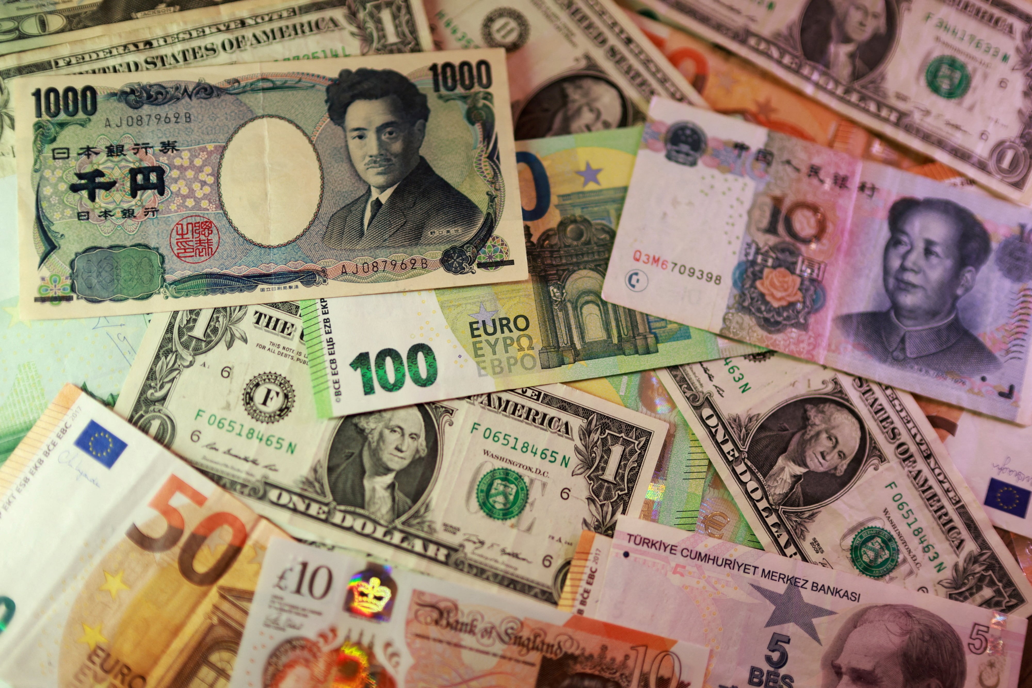 Ilustración fotográfica con billetes de dólar, euro, yen, libra esterlina, lira turca y yuan (REUTERS/Dado Ruvic)