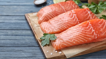 Cinco errores habituales cuando se cocina salmón: desde retirar la piel hasta descongelarlo mal