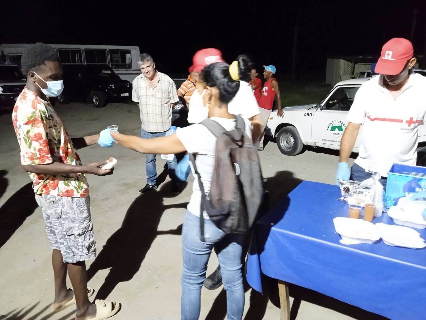 Los migrantes haitianos viajaban desde Haití hacia Estados Unidos, pero las condiciones meteorológicas desviaron la nave al litoral oriental de Cuba. (Foto cortesía ARC Noticias)