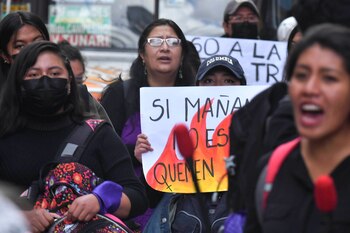 Fotografía de archivo que muestra a mujeres que participan en una marcha con motivo del Día Internacional de la Mujer, el 8 de marzo de 2024, en El Alto (Bolivia). EFE/ Stringer ARCHIVO