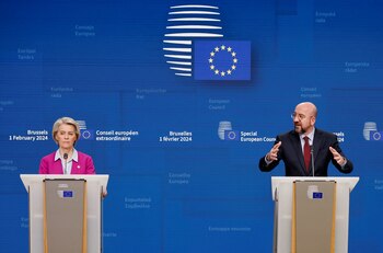 La presidenta de la Comisión Europea, Ursula von der Leyen, y el presidente del Consejo Europeo, Charles Michel, participan en una rueda de prensa el día de una cumbre de la Unión Europea en Bruselas, Bélgica, el 1 de febrero de 2024. REUTERS/Johanna Geron